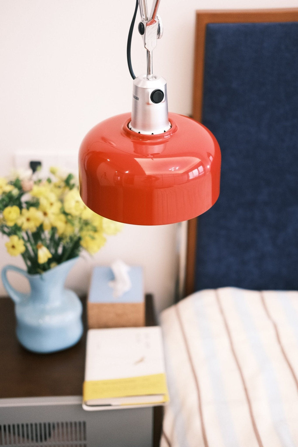 Pivot Swing-Arm Wall Lamp