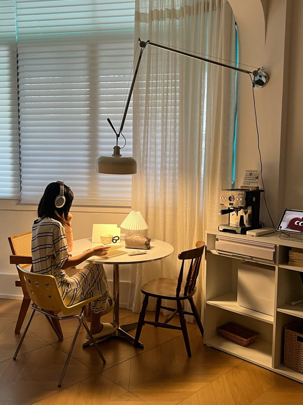 Pivot Swing-Arm Wall Lamp