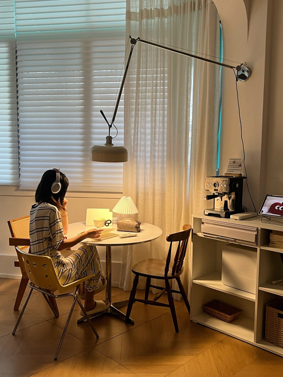 Pivot Swing-Arm Wall Lamp