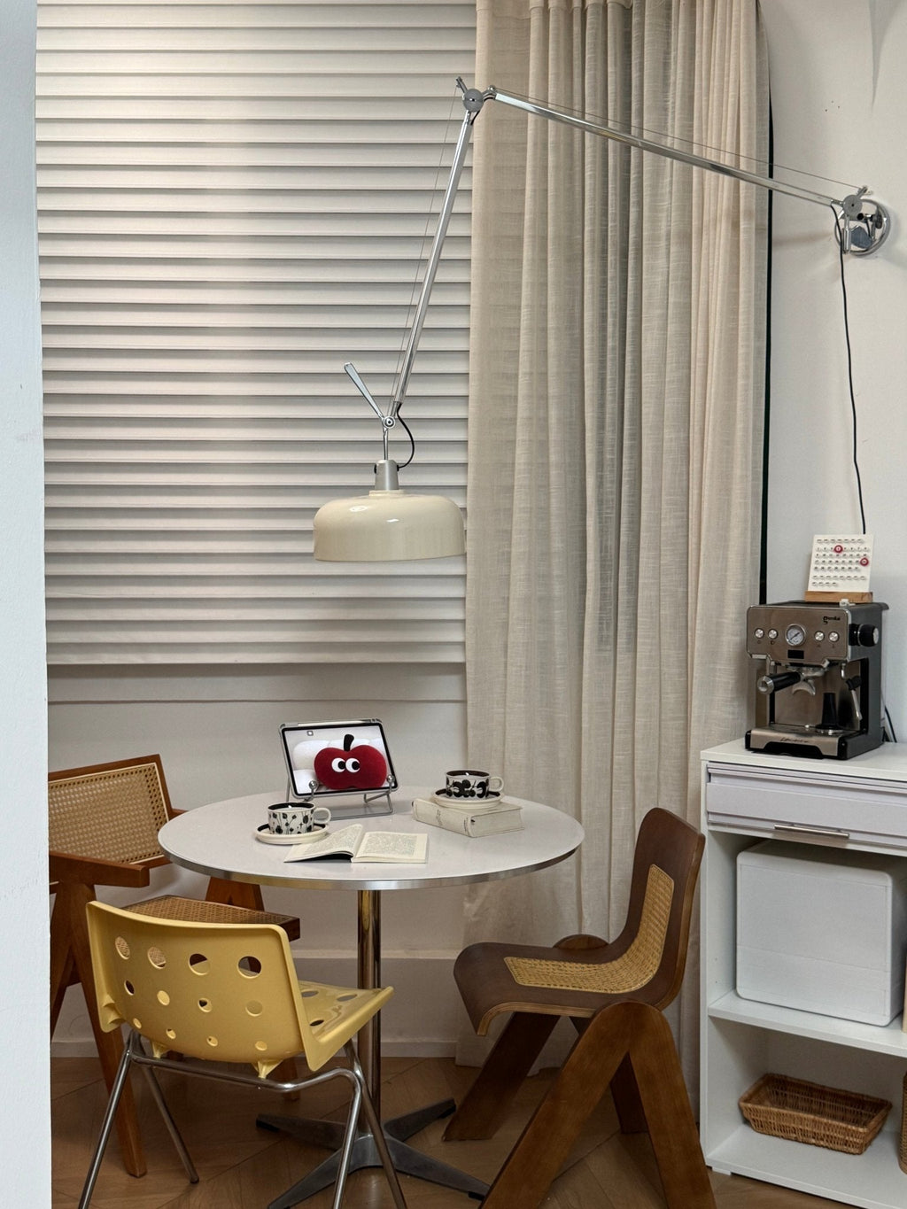 Pivot Swing-Arm Wall Lamp