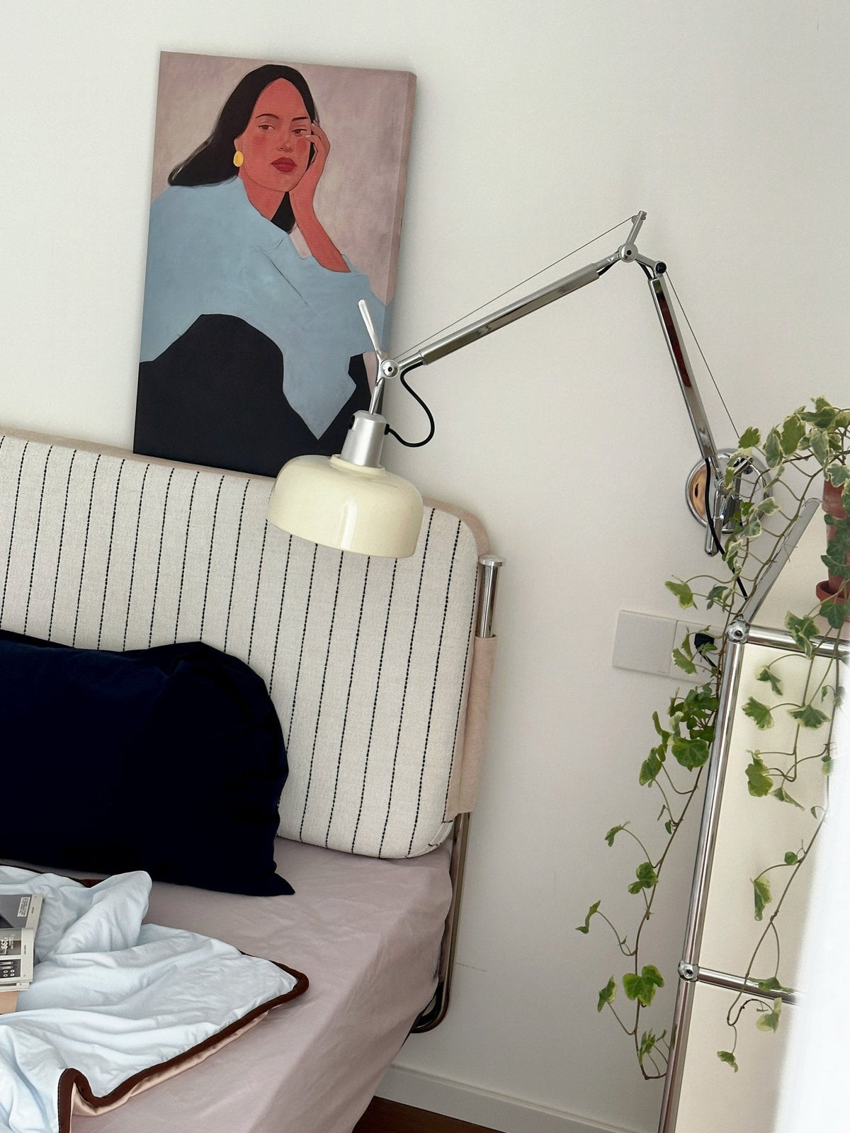 Pivot Swing-Arm Wall Lamp