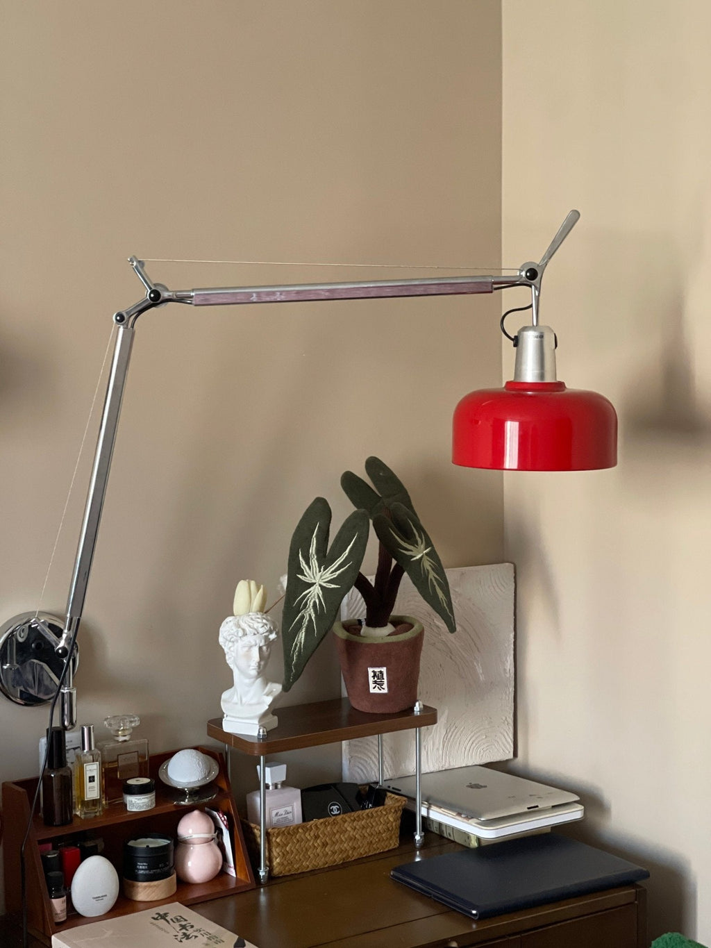 Pivot Swing-Arm Wall Lamp